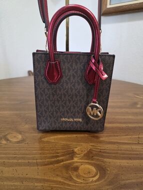 Michael Kors Mercer,EXTRA Small Signature Logo Crossbody